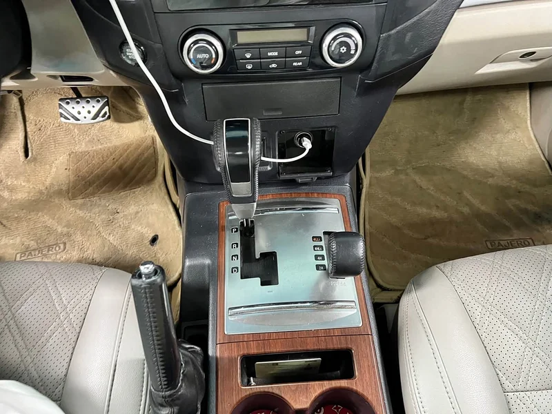 Mitsubishi Pajero (Imported) — фото 11
