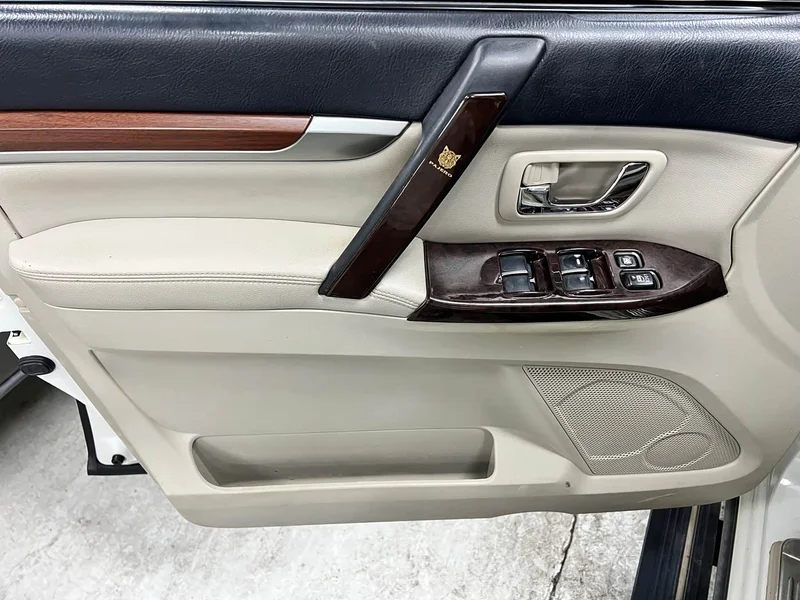 Mitsubishi Pajero (Imported) — фото 12