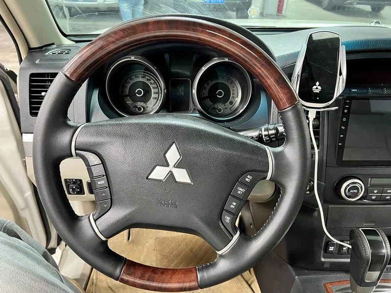 Mitsubishi Pajero (Imported) — фото 10