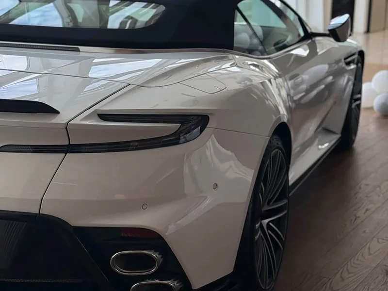 Aston Martin DB12 — фото 18