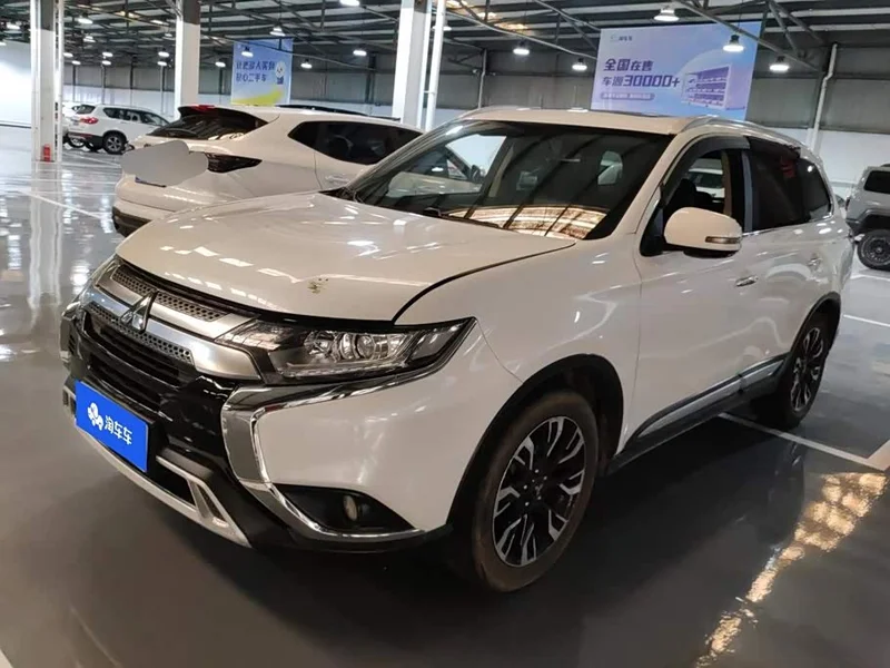Mitsubishi Outlander — фото 1