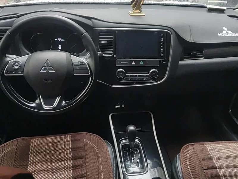 Mitsubishi Outlander — фото 12