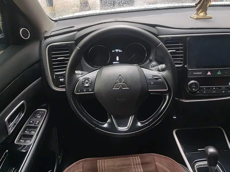 Mitsubishi Outlander — фото 15