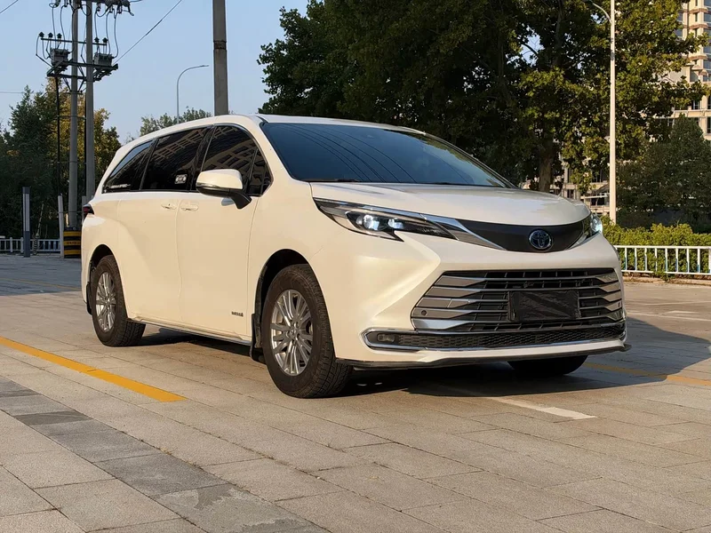 Toyota Sienna — фото 1