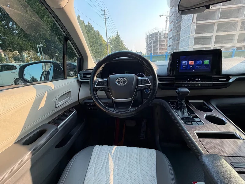 Toyota Sienna — фото 11