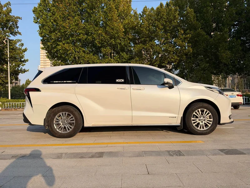Toyota Sienna — фото 18
