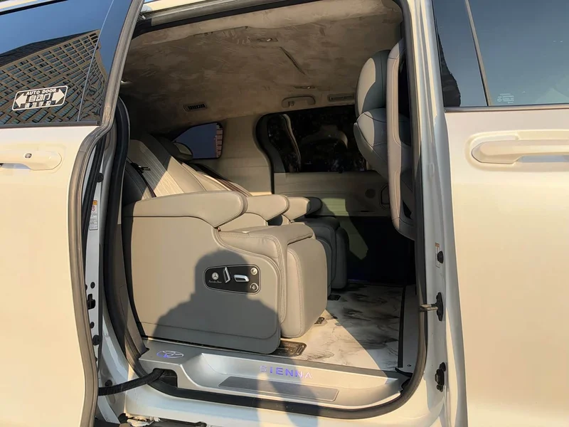 Toyota Sienna — фото 20