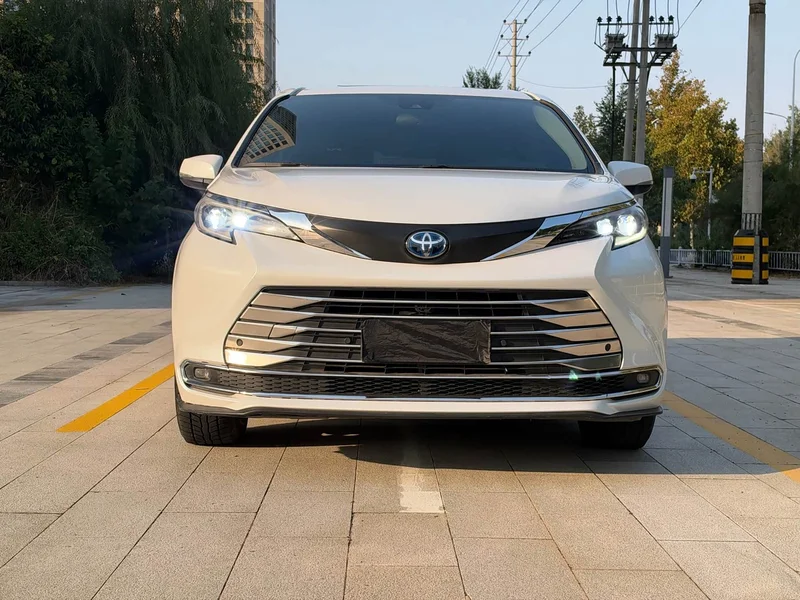 Toyota Sienna — фото 2