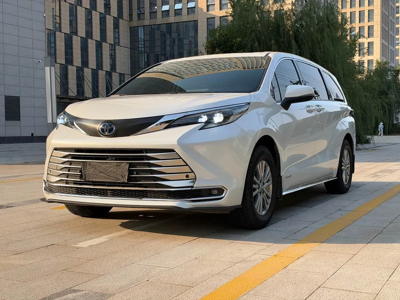 Toyota Sienna — фото 3
