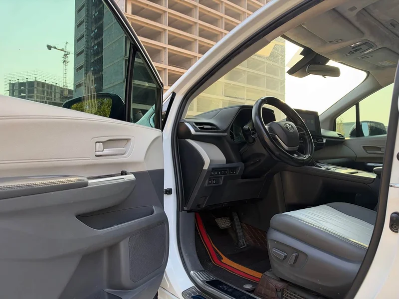 Toyota Sienna — фото 6