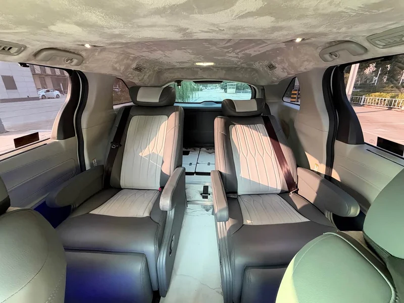Toyota Sienna — фото 8