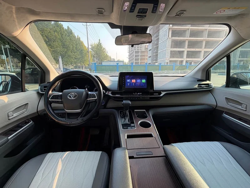 Toyota Sienna — фото 10