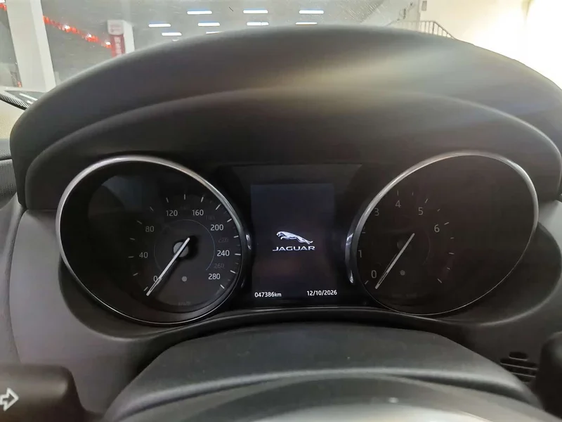 Jaguar XE — фото 11