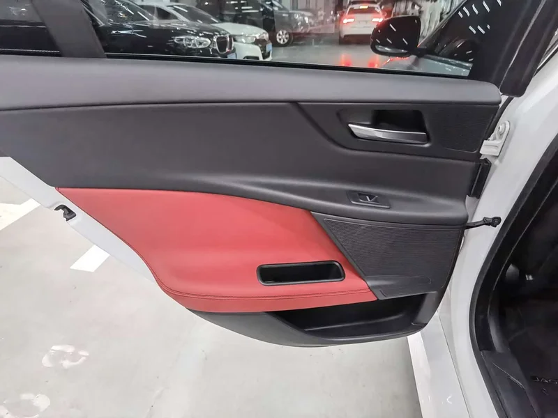 Jaguar XE — фото 12