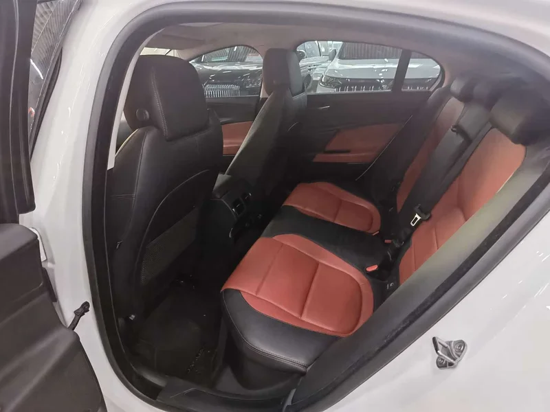 Jaguar XE — фото 13