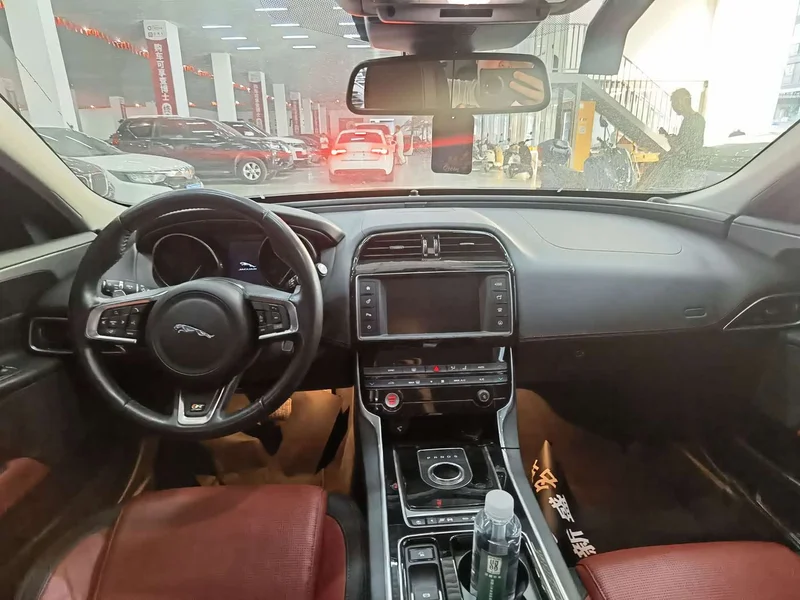 Jaguar XE — фото 14