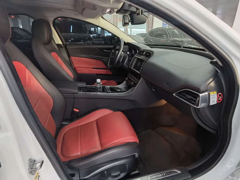 Jaguar XE — фото 15