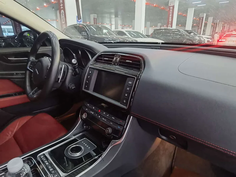 Jaguar XE — фото 18