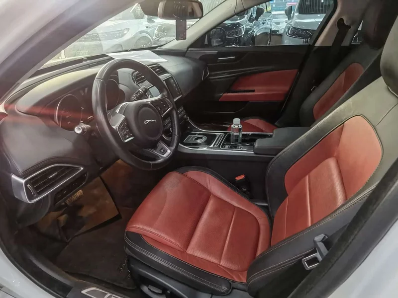 Jaguar XE — фото 10