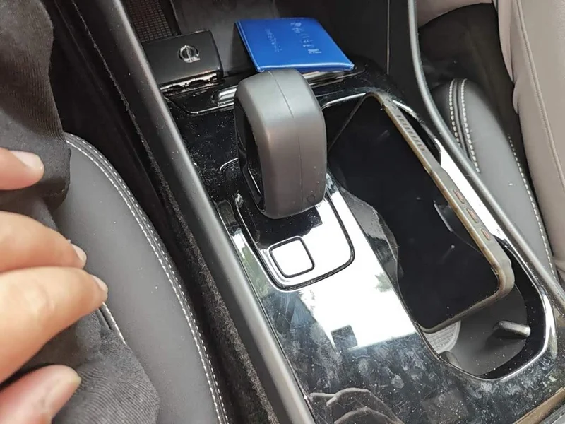 Volvo XC40 New Energy — фото 15