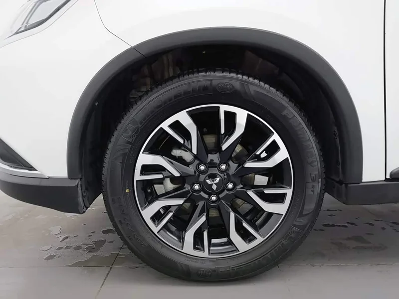 Mitsubishi Outlander — фото 17