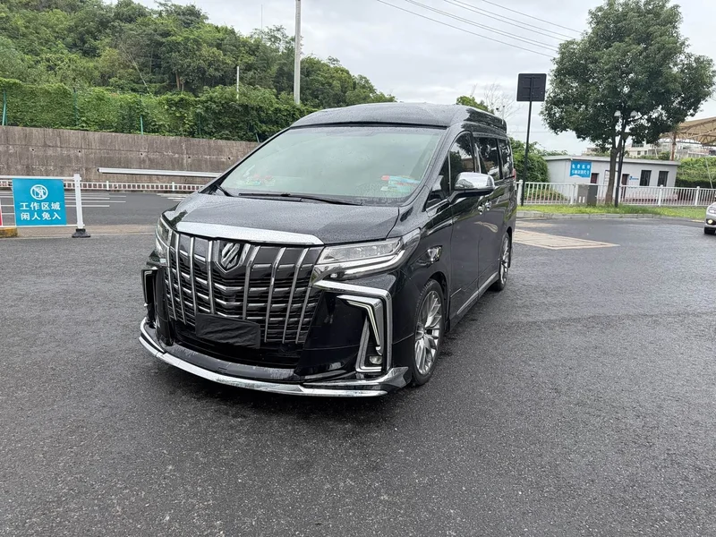 Toyota Alphard — фото 1