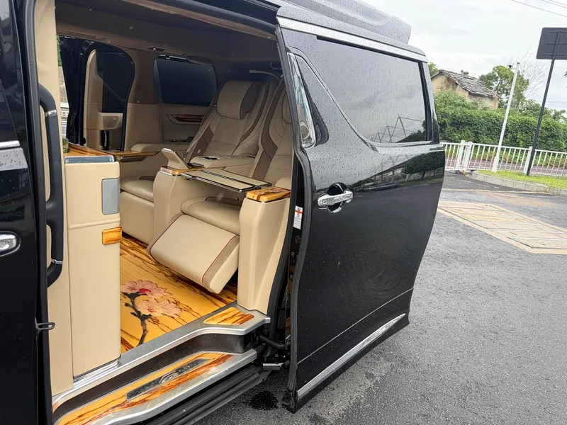 Toyota Alphard — фото 11