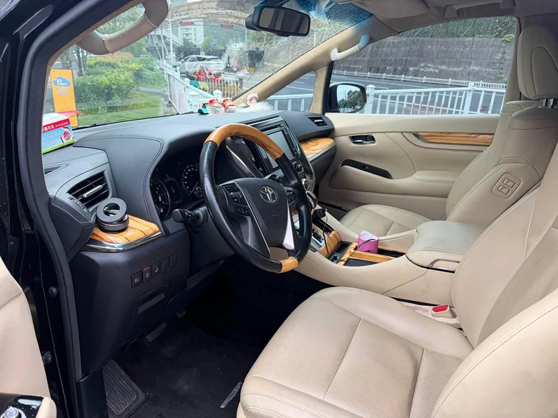 Toyota Alphard — фото 4