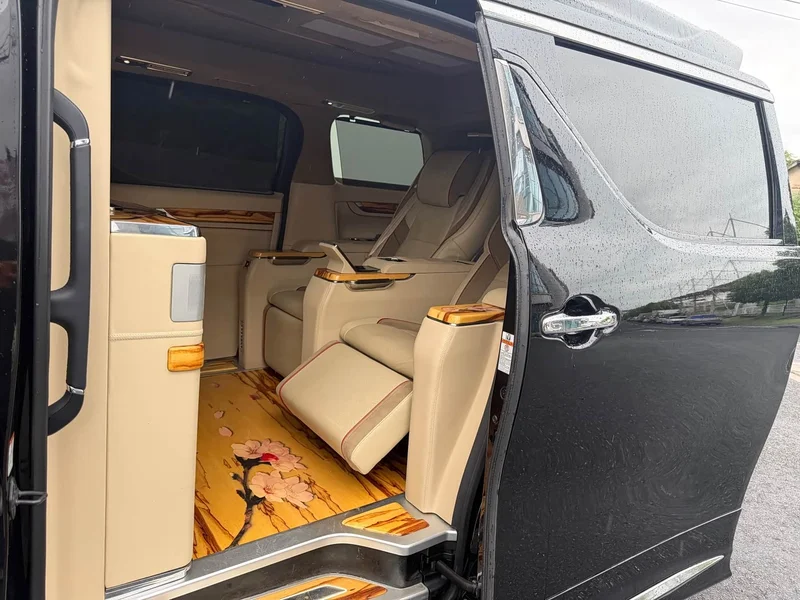 Toyota Alphard — фото 7