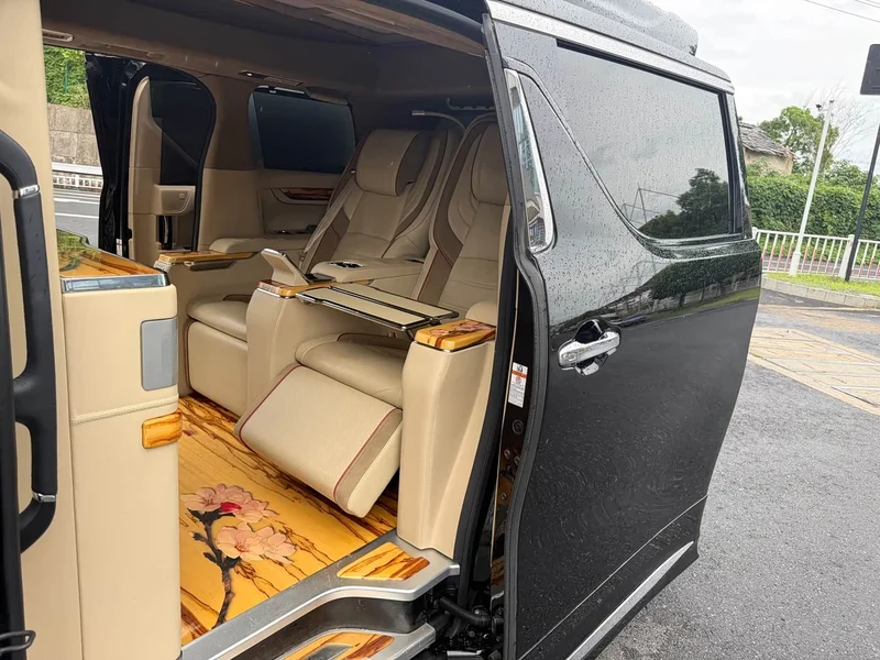 Toyota Alphard — фото 10