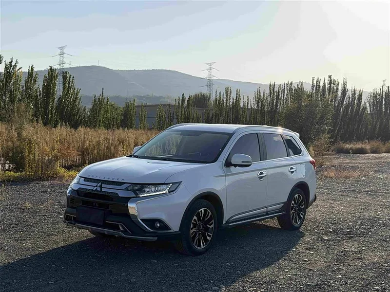 Mitsubishi Outlander — фото 1