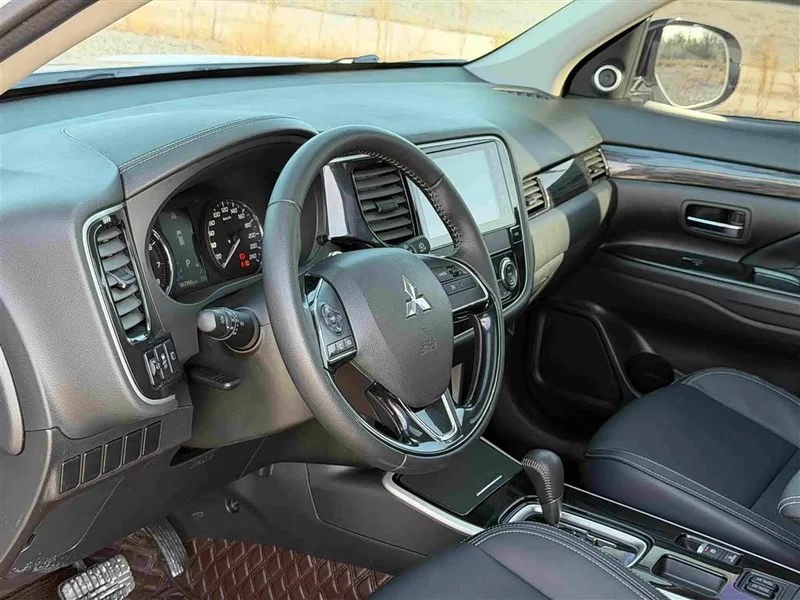 Mitsubishi Outlander — фото 11