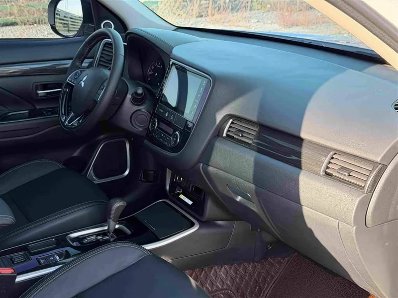 Mitsubishi Outlander — фото 12