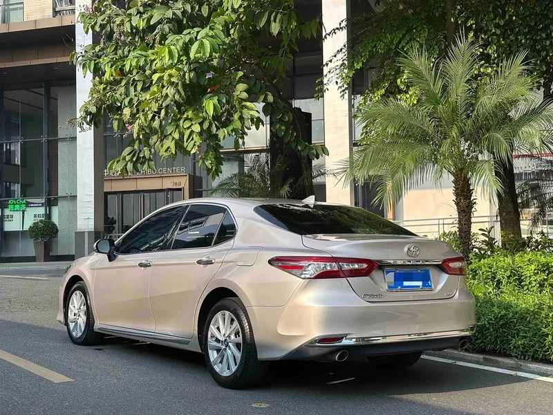 Toyota Camry — фото 3