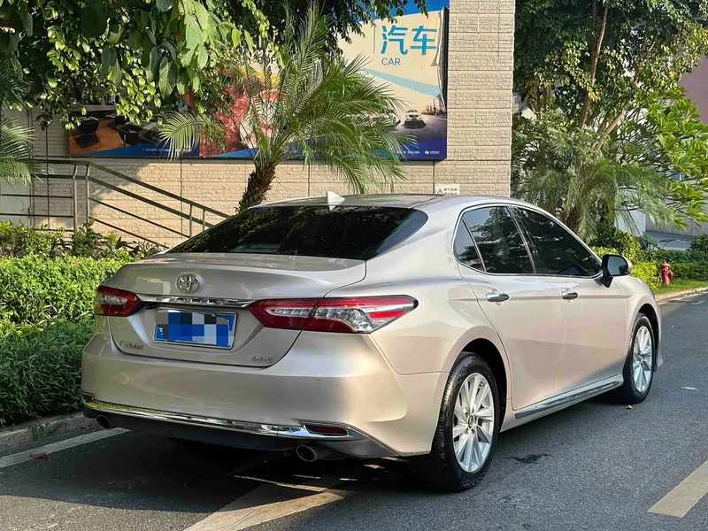 Toyota Camry — фото 5