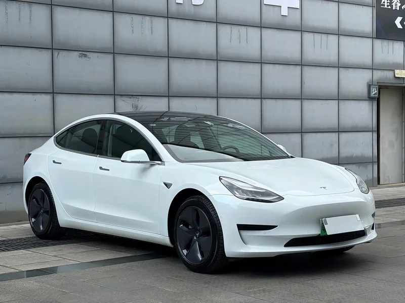 Tesla Model 3 — фото 1