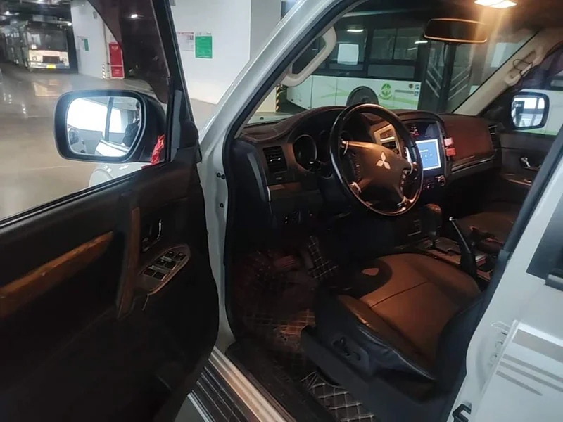 Mitsubishi Pajero (Imported) — фото 12