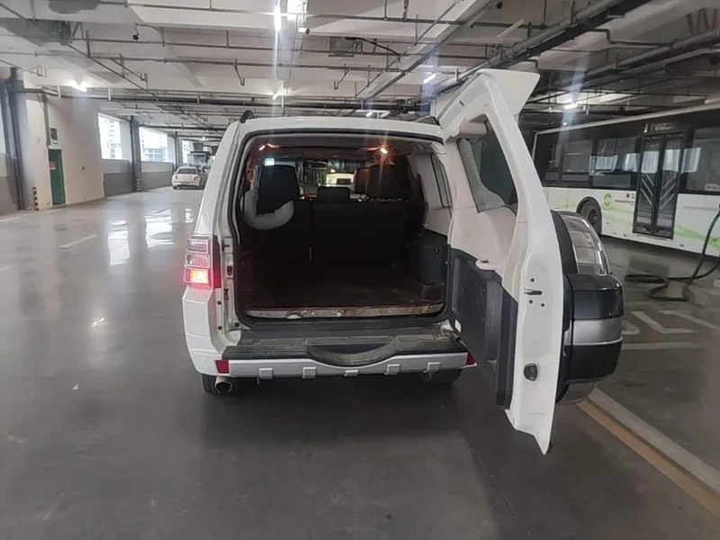 Mitsubishi Pajero (Imported) — фото 15