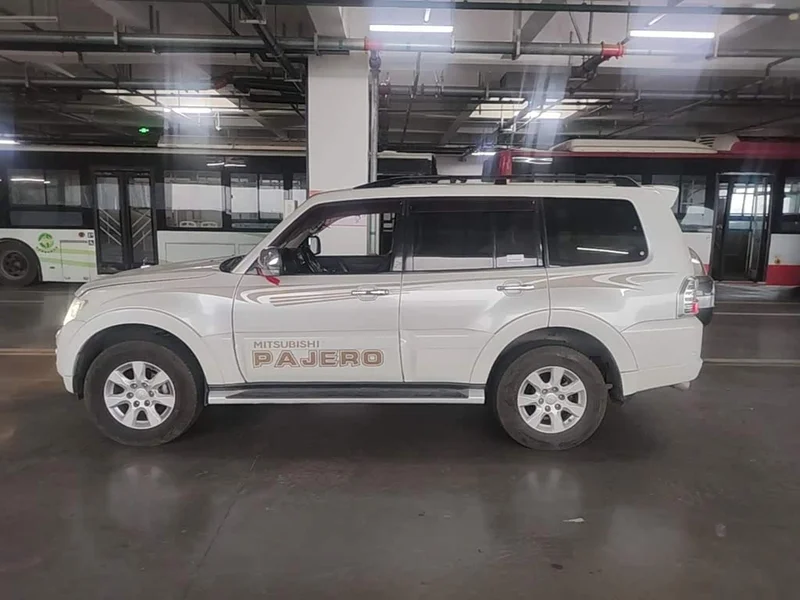 Mitsubishi Pajero (Imported) — фото 25