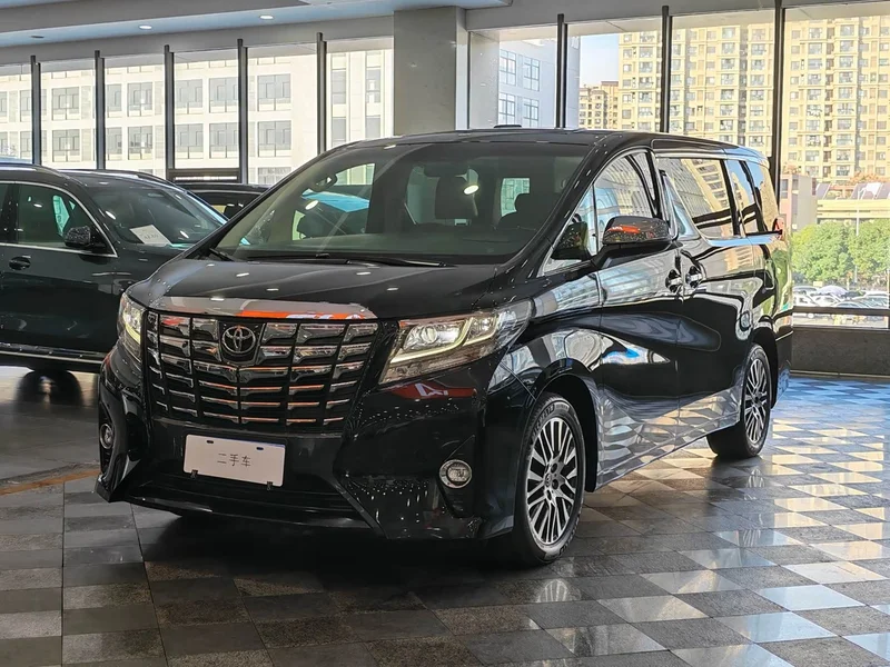 Toyota Alphard — фото 1