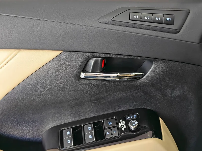 Toyota Alphard — фото 12