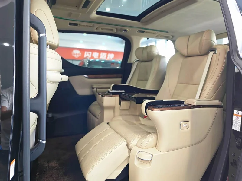 Toyota Alphard — фото 5