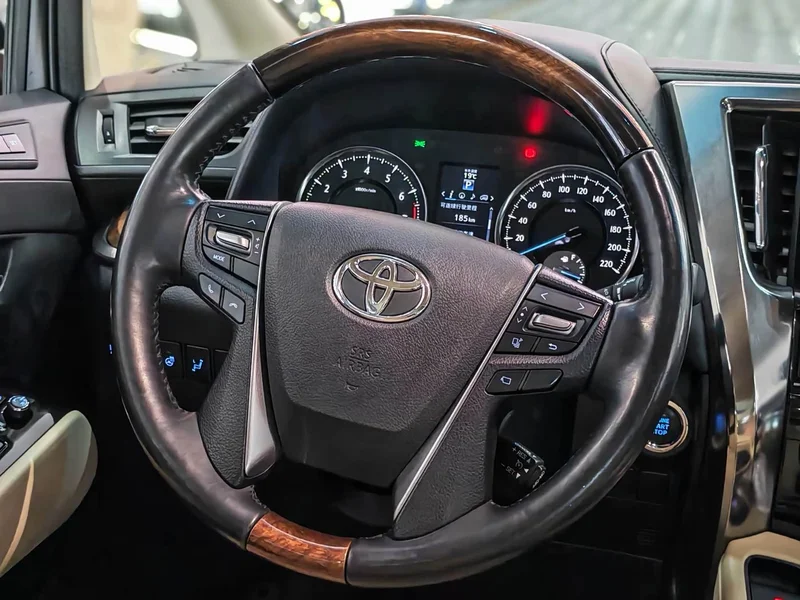 Toyota Alphard — фото 6
