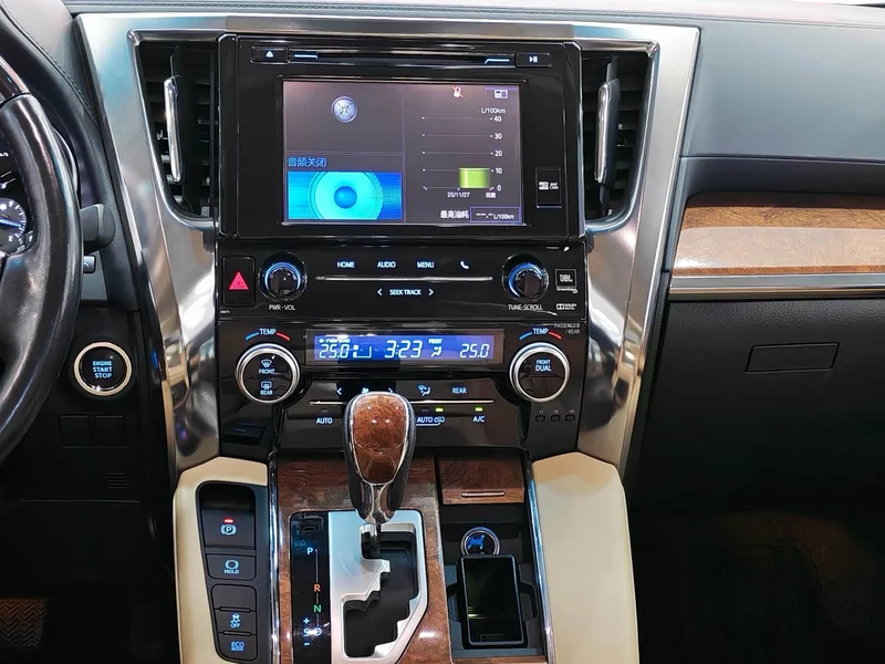 Toyota Alphard — фото 8