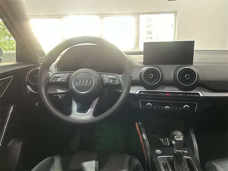 Audi Q2L e-tron — фото 11