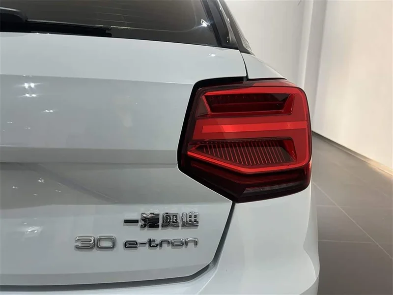 Audi Q2L e-tron — фото 13
