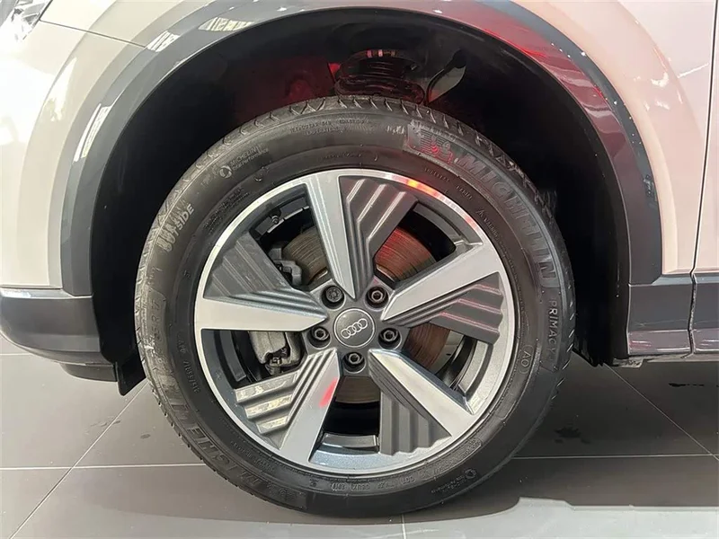 Audi Q2L e-tron — фото 15