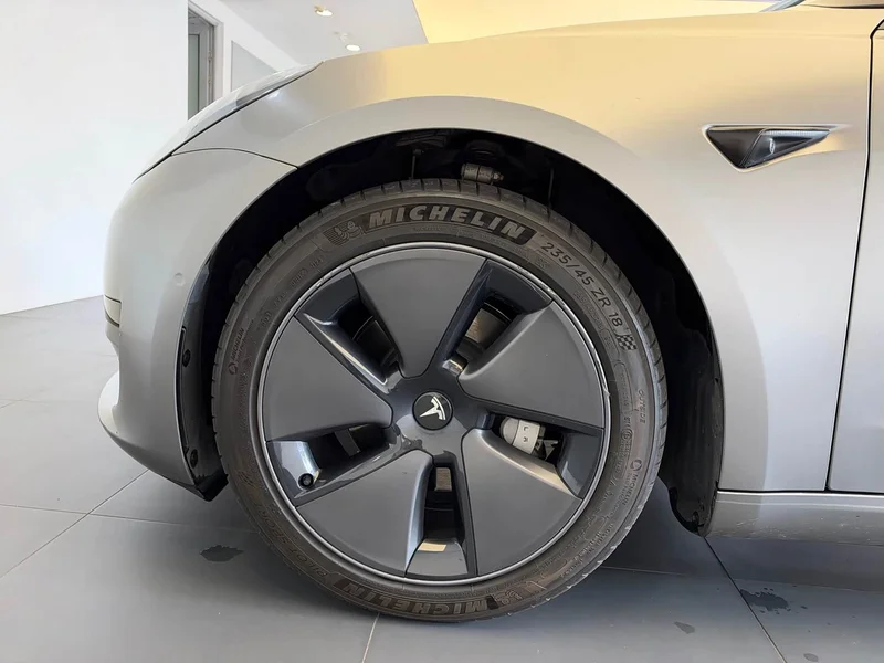 Tesla Model 3 — фото 12