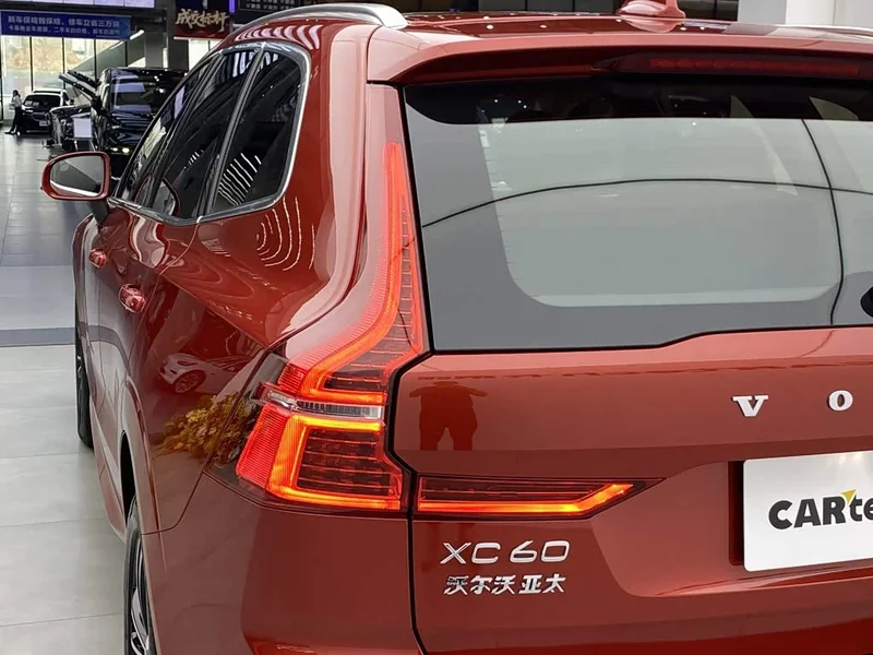 Volvo XC60 — фото 12