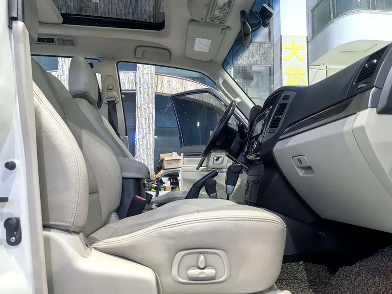 Mitsubishi Pajero (Imported) — фото 11